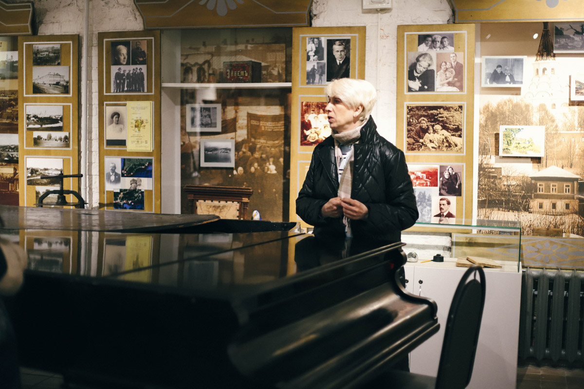 В первую очередь Александров известен как царская резиденция: отсюда правил Иван Грозный. Впрочем, не только с его именем связана история города на северо-западе Владимирской области. В XX веке здесь жили Цветаевы. Имена великой поэтессы и ее родных внесены в местную летопись, детали которой отражены в локальном и очень атмосферном музее-метафоре.