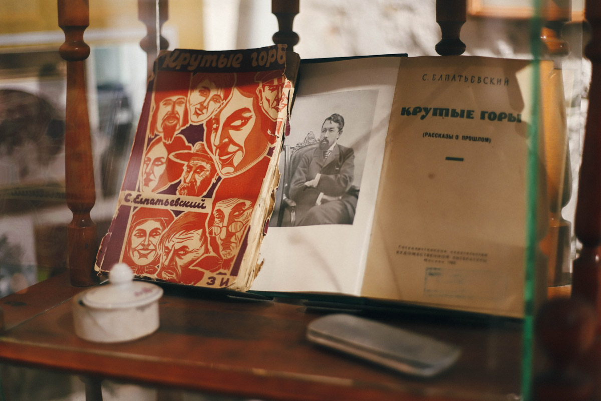 В первую очередь Александров известен как царская резиденция: отсюда правил Иван Грозный. Впрочем, не только с его именем связана история города на северо-западе Владимирской области. В XX веке здесь жили Цветаевы. Имена великой поэтессы и ее родных внесены в местную летопись, детали которой отражены в локальном и очень атмосферном музее-метафоре.