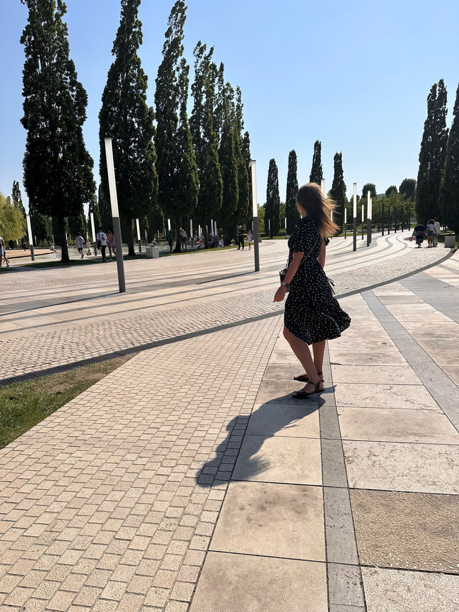 Приехать в Краснодар и не побывать в парке Галицкого — то же самое, что в Париже пройти мимо Эйфелевой башни: настоящее преступление, — уверена Светлана Игошева. Она рассказала «Ключ-Медиа» о своей однодневной поездке с детьми, в которой им удалось увидеть футуристическую локацию с массой интерактивных площадок.