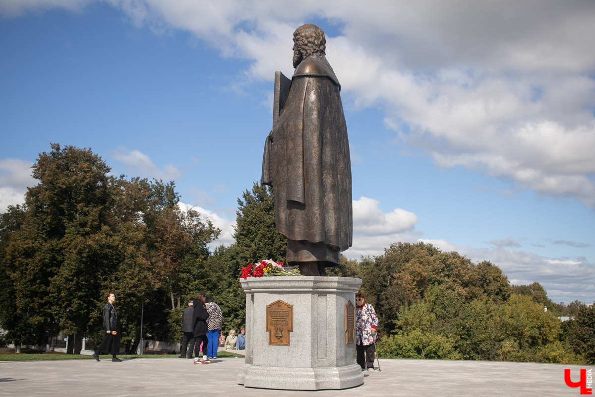 Монумент Андрею Боголюбскому высотой в четыре метра наконец-то открыли на обновленной площадке у Дмитриевского собора. И он тут же получил критику от неравнодушных владимирцев! «Ключ-Медиа» решил разобраться, за что именно ругают изваяние.