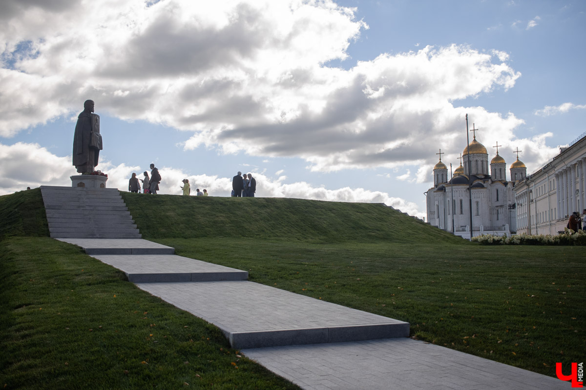 Монумент Андрею Боголюбскому высотой в четыре метра наконец-то открыли на обновленной площадке у Дмитриевского собора. И он тут же получил критику от неравнодушных владимирцев! «Ключ-Медиа» решил разобраться, за что именно ругают изваяние.