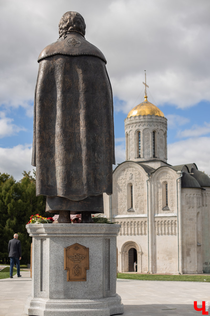 Монумент Андрею Боголюбскому высотой в четыре метра наконец-то открыли на обновленной площадке у Дмитриевского собора. И он тут же получил критику от неравнодушных владимирцев! «Ключ-Медиа» решил разобраться, за что именно ругают изваяние.
