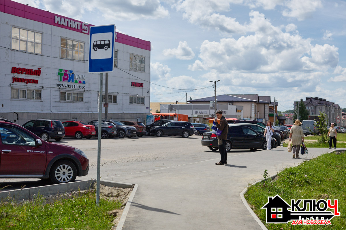 Покупка квартиры вне центра — это поиск баланса между тишиной, чистым воздухом и комфортной логистикой. А без мобильности сегодня никак! Особенно когда отдален от центра, как, например, жители Юрьевца. Но многие местные могут с легкостью отказаться от личных авто и пересесть на автобусы. В нашем проекте «Ключ для новосела» мы рассмотрим транспортную доступность данного микрорайона.