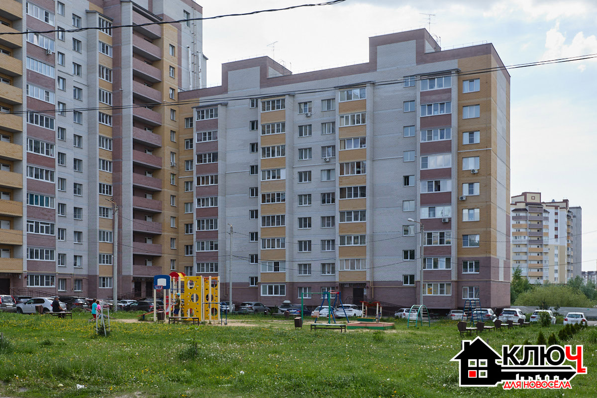 Покупка квартиры вне центра — это поиск баланса между тишиной, чистым воздухом и комфортной логистикой. А без мобильности сегодня никак! Особенно когда отдален от центра, как, например, жители Юрьевца. Но многие местные могут с легкостью отказаться от личных авто и пересесть на автобусы. В нашем проекте «Ключ для новосела» мы рассмотрим транспортную доступность данного микрорайона.