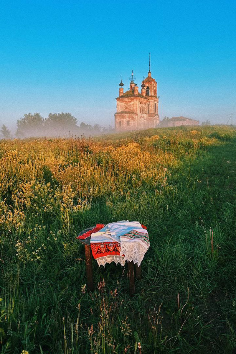 Однажды в чувствительную душу столичного фотографа запал Суздаль. Анастасия Зубкова влюбилась в город, даже не подозревая, к чему это приведет. А вышло нечто прекрасное — несколько удивительных фотопроектов с винтажными вещами, к которым наша героиня также испытывает особую симпатию.
