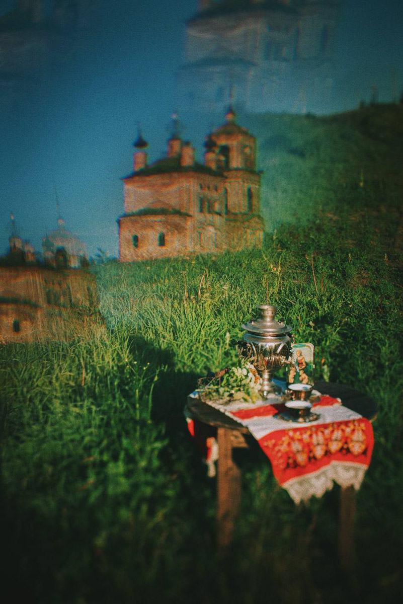 Однажды в чувствительную душу столичного фотографа запал Суздаль. Анастасия Зубкова влюбилась в город, даже не подозревая, к чему это приведет. А вышло нечто прекрасное — несколько удивительных фотопроектов с винтажными вещами, к которым наша героиня также испытывает особую симпатию.
