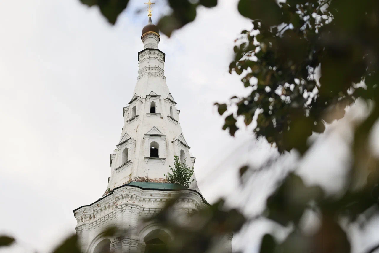 Что общего между старинным русским селом Кидекша и итальянским городом Пиза? Оба места прославились своими падающими колокольнями. Причем наше строение отклонено от вертикальной оси даже больше, чем итальянское!
