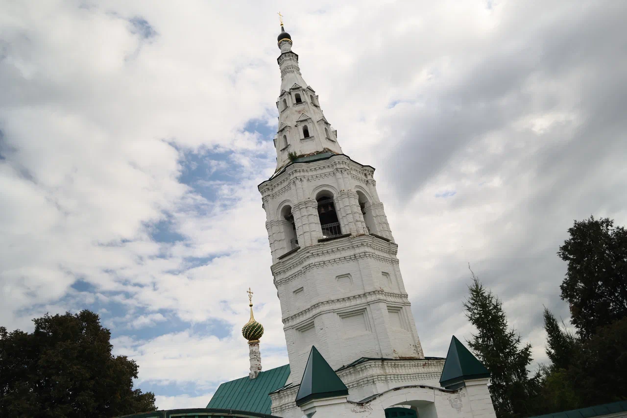 Что общего между старинным русским селом Кидекша и итальянским городом Пиза? Оба места прославились своими падающими колокольнями. Причем наше строение отклонено от вертикальной оси даже больше, чем итальянское!