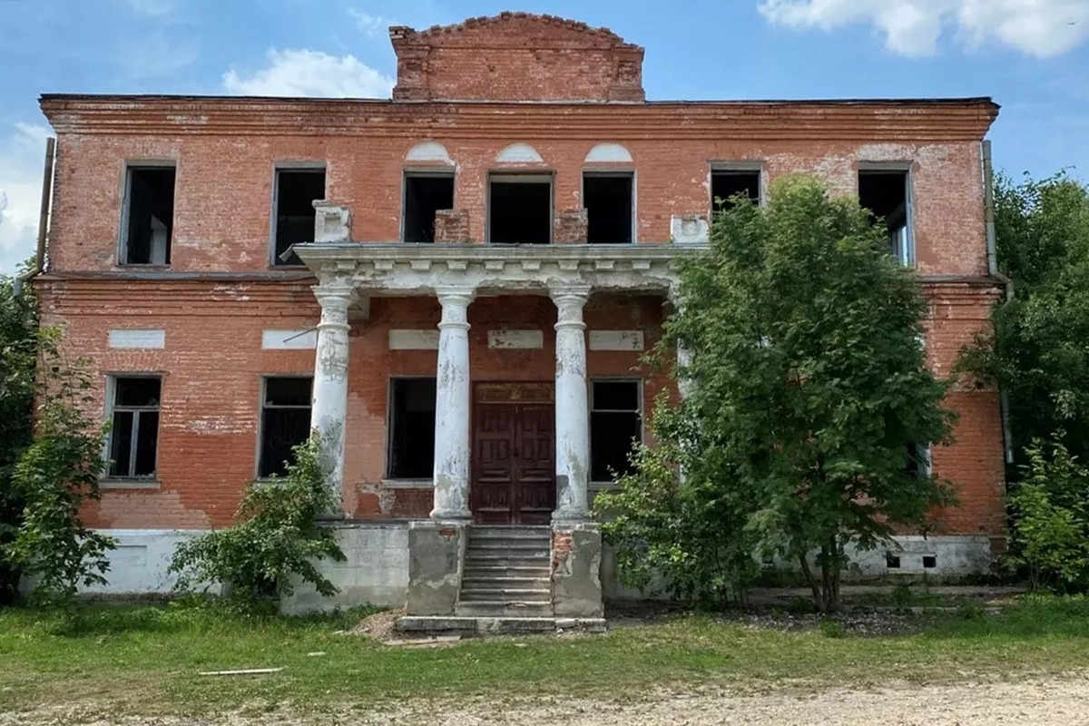 Дворянские усадьбы 33-го региона — не просто памятники архитектуры, а настоящие порталы в прошлое. И пусть их забросили, они по-прежнему величественны. Вокруг дома графа Панина, резиденции Воронцовых-Дашковых и замка Храповицкого долгое время велись споры, но теперь истории могут наконец обрести счастливый финал.