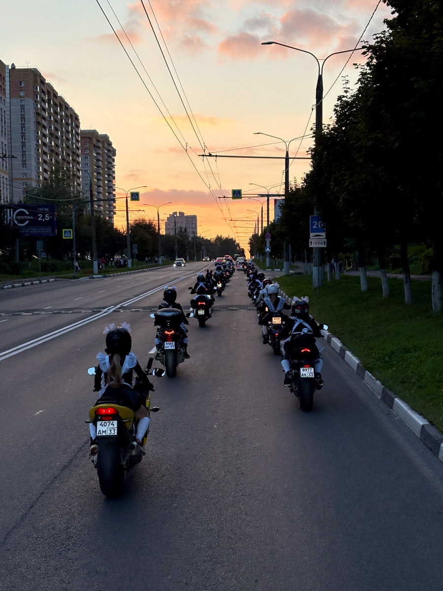 В последние годы школьные линейки стали скромнее, а праздника всё еще хочется. Причем не столько детям, сколько взрослым, ведь по старой традиции первый день осени тянет встретить торжественно. Как сохранить День знаний в памяти владимирцев надолго, придумали местные мотоциклистки. 18 девушек в традиционной форме учащихся пронеслись по улицам города на своих байках.