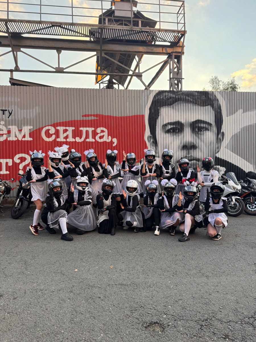 В последние годы школьные линейки стали скромнее, а праздника всё еще хочется. Причем не столько детям, сколько взрослым, ведь по старой традиции первый день осени тянет встретить торжественно. Как сохранить День знаний в памяти владимирцев надолго, придумали местные мотоциклистки. 18 девушек в традиционной форме учащихся пронеслись по улицам города на своих байках.