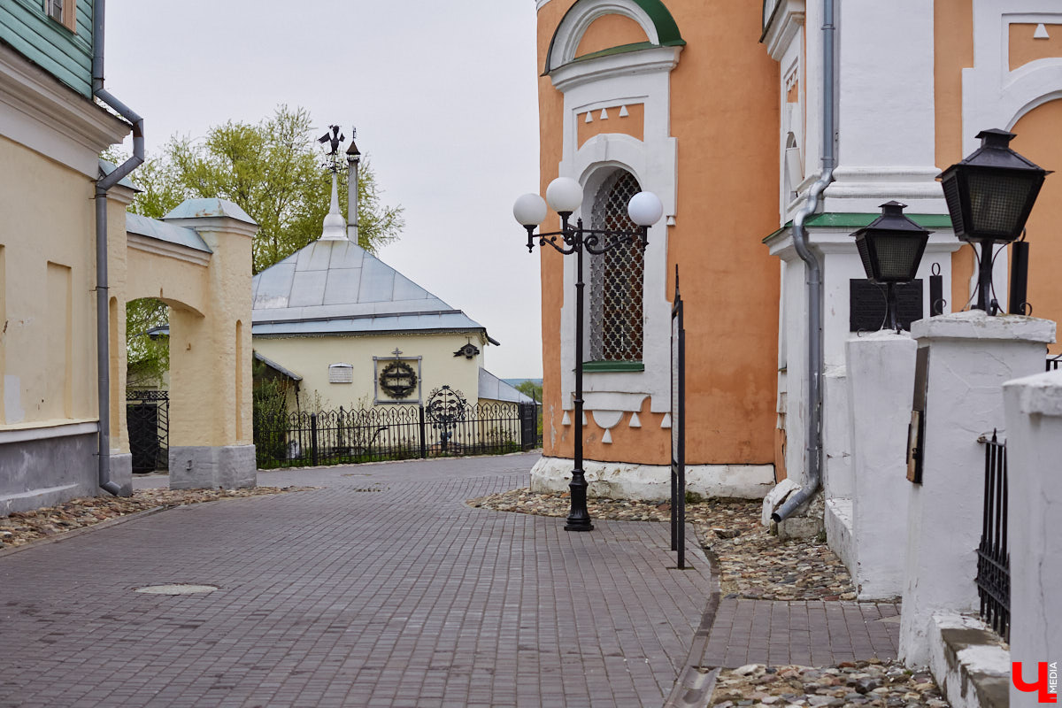 В самом сердце Владимира, между Большой Московской и Спасской, причудливым изгибом тянется популярная пешеходная улица Георгиевская, возникшая вокруг одноименного храма. На своем веку ему удалось пережить множество эпох и перестроек. А совсем недавно произошла еще одна реновация. На территории возникло пространство, своим названием отсылающее к истории этого уголка. О проекте нам рассказал его основатель Евгений Федькин.