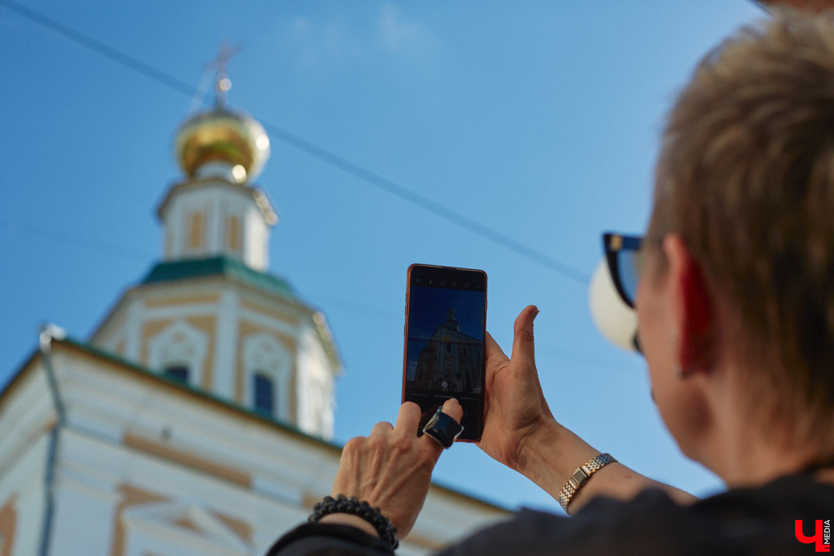 В самом сердце Владимира, между Большой Московской и Спасской, причудливым изгибом тянется популярная пешеходная улица Георгиевская, возникшая вокруг одноименного храма. На своем веку ему удалось пережить множество эпох и перестроек. А совсем недавно произошла еще одна реновация. На территории возникло пространство, своим названием отсылающее к истории этого уголка. О проекте нам рассказал его основатель Евгений Федькин.