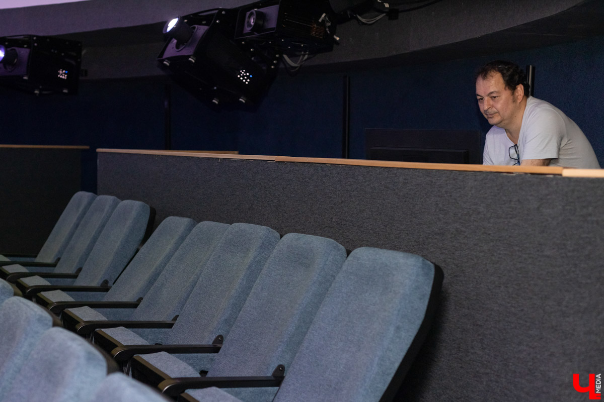 Владимирский планетарий наконец поменял адрес, переехав из Николо-Кремлевской церкви в здание, которое давно было предназначено для изучения небесного атласа. Теперь космический театр с современным оборудованием находится на Суздальской улице, прямо за Центральным парком. Техническое открытие уже состоялось. В числе первых на экскурсии в «Звездном доме» побывал и «Ключ-Медиа». Мы оценили обновленное пространство, посмотрели полнокупольное шоу и готовы поделиться впечатлениями.
