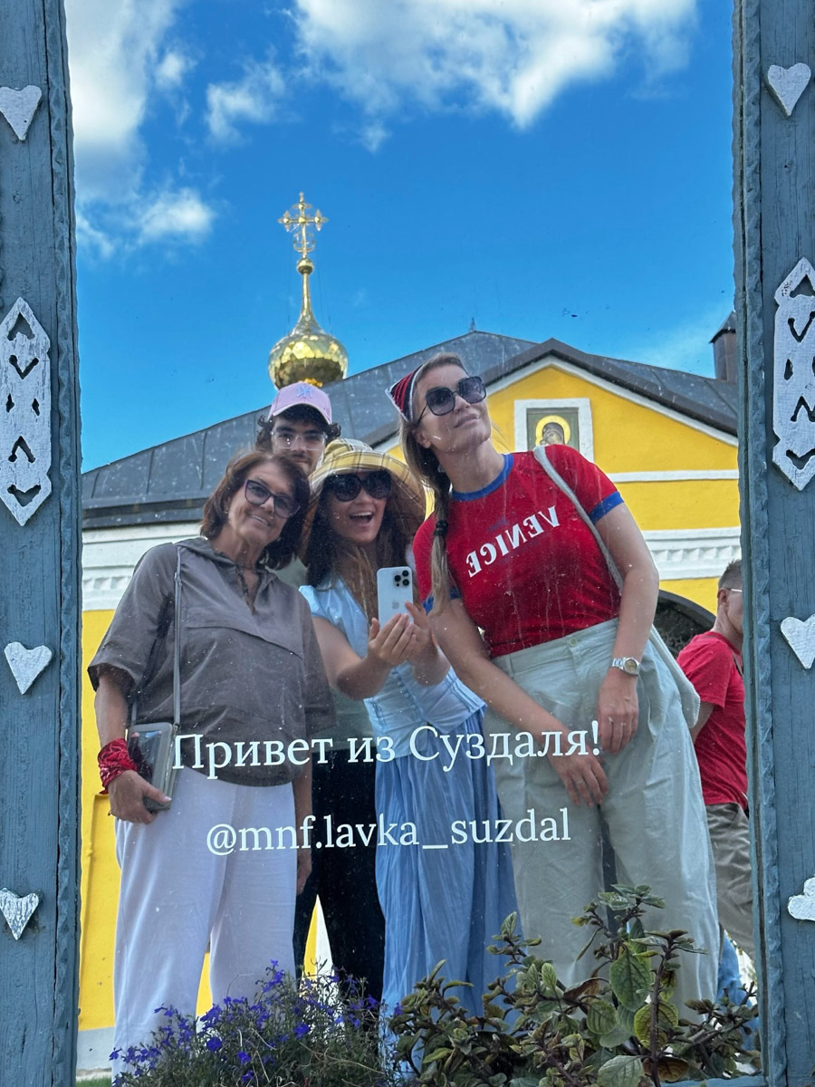Отдыхать в Суздале нравится не только простым смертным, но и тем, кого мы привыкли видеть на экранах телевизоров и в соцсетях. Пришло время собирать осенний урожай звезд, которые не смогли проехать мимо красот этого волшебного города.