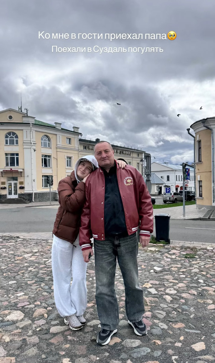 Отдыхать в Суздале нравится не только простым смертным, но и тем, кого мы привыкли видеть на экранах телевизоров и в соцсетях. Пришло время собирать осенний урожай звезд, которые не смогли проехать мимо красот этого волшебного города.