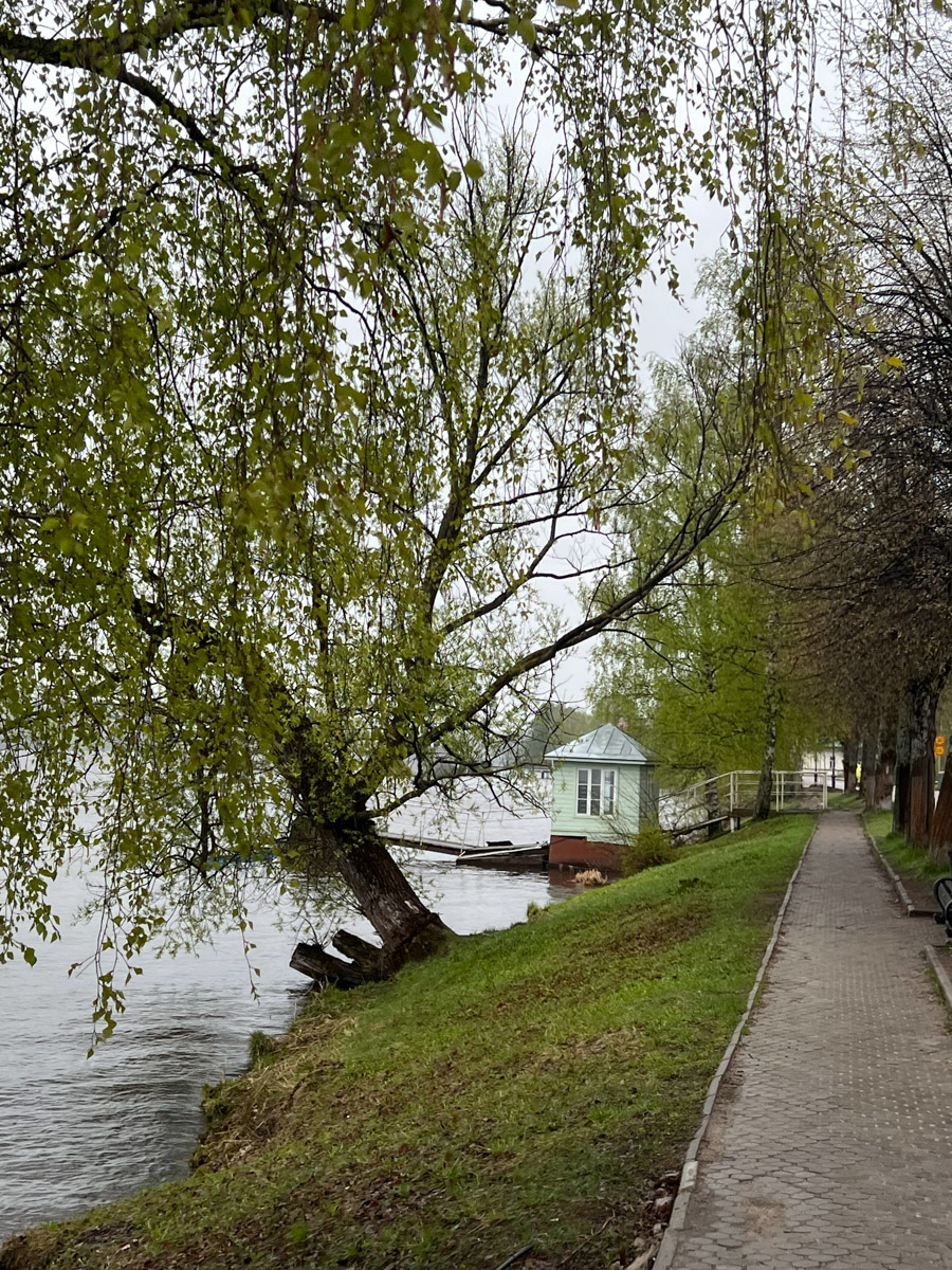 Пять дней для автотура по центральным городам России — достаточный срок, чтобы получить максимум впечатлений. Это доказали Юлия Полицына и ее молодой человек. Ребята отправились по маршруту: Плёс — Кострома — Карабиха — Ярославль — Рыбинск. А на обратной дороге заехали в Ростов. Каким получилось путешествие, узнал «Ключ-Медиа».