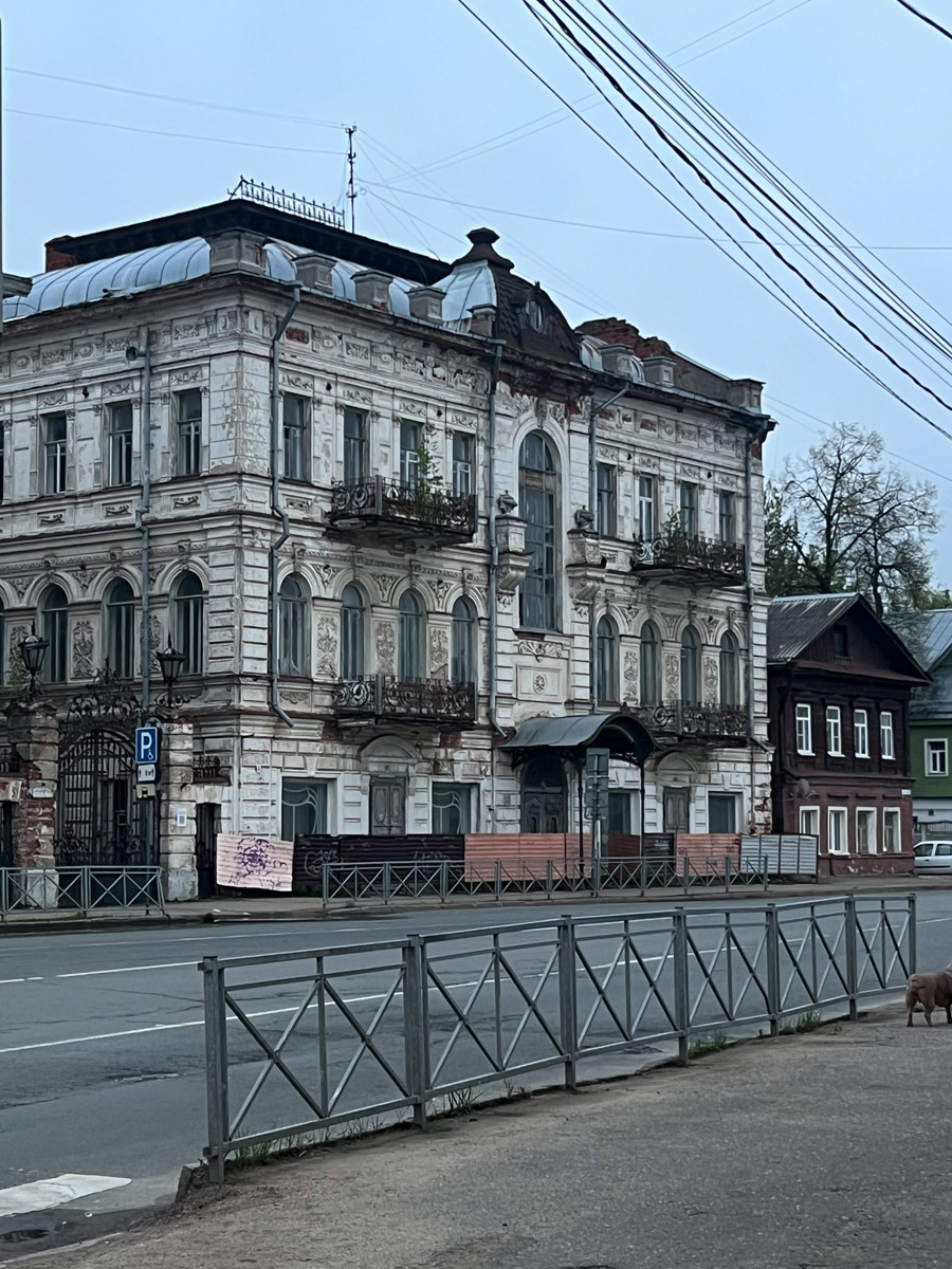 Пять дней для автотура по центральным городам России — достаточный срок, чтобы получить максимум впечатлений. Это доказали Юлия Полицына и ее молодой человек. Ребята отправились по маршруту: Плёс — Кострома — Карабиха — Ярославль — Рыбинск. А на обратной дороге заехали в Ростов. Каким получилось путешествие, узнал «Ключ-Медиа».