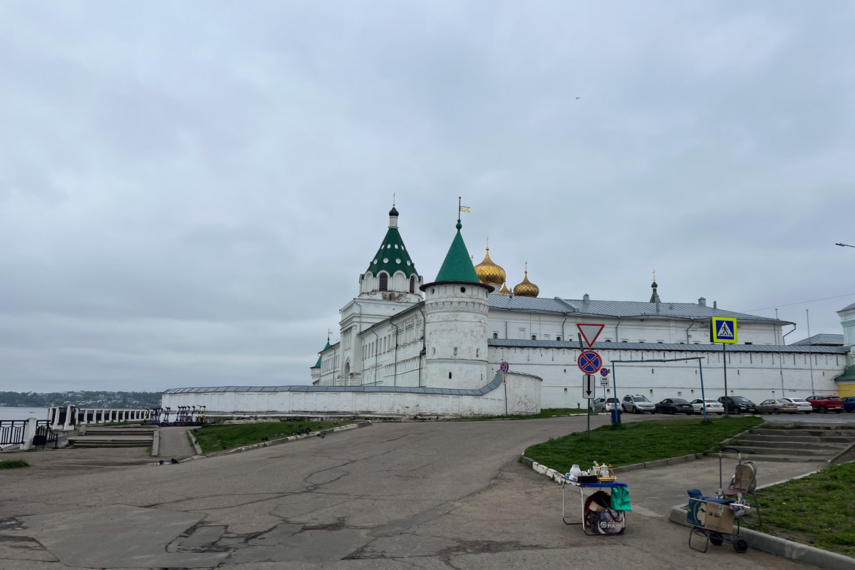 Пять дней для автотура по центральным городам России — достаточный срок, чтобы получить максимум впечатлений. Это доказали Юлия Полицына и ее молодой человек. Ребята отправились по маршруту: Плёс — Кострома — Карабиха — Ярославль — Рыбинск. А на обратной дороге заехали в Ростов. Каким получилось путешествие, узнал «Ключ-Медиа».