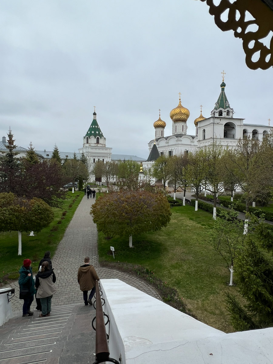 Пять дней для автотура по центральным городам России — достаточный срок, чтобы получить максимум впечатлений. Это доказали Юлия Полицына и ее молодой человек. Ребята отправились по маршруту: Плёс — Кострома — Карабиха — Ярославль — Рыбинск. А на обратной дороге заехали в Ростов. Каким получилось путешествие, узнал «Ключ-Медиа».