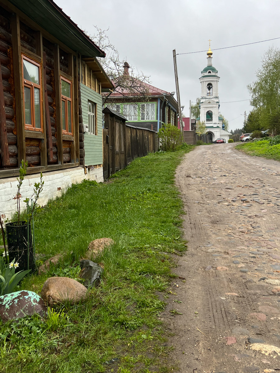 Пять дней для автотура по центральным городам России — достаточный срок, чтобы получить максимум впечатлений. Это доказали Юлия Полицына и ее молодой человек. Ребята отправились по маршруту: Плёс — Кострома — Карабиха — Ярославль — Рыбинск. А на обратной дороге заехали в Ростов. Каким получилось путешествие, узнал «Ключ-Медиа».
