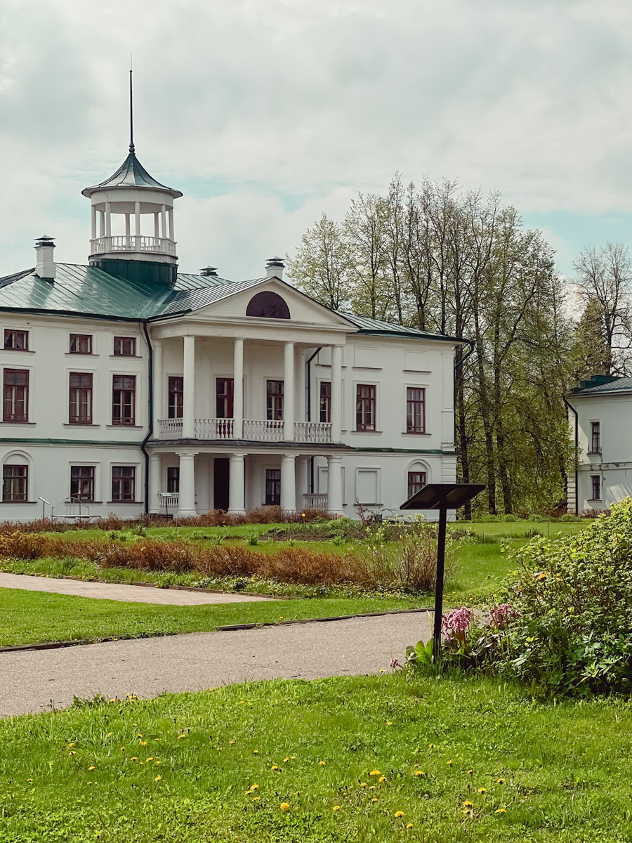 Пять дней для автотура по центральным городам России — достаточный срок, чтобы получить максимум впечатлений. Это доказали Юлия Полицына и ее молодой человек. Ребята отправились по маршруту: Плёс — Кострома — Карабиха — Ярославль — Рыбинск. А на обратной дороге заехали в Ростов. Каким получилось путешествие, узнал «Ключ-Медиа».