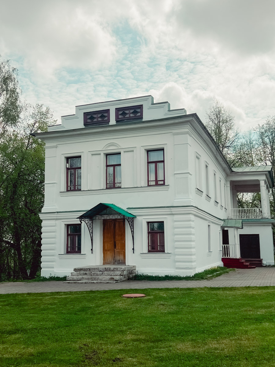 Пять дней для автотура по центральным городам России — достаточный срок, чтобы получить максимум впечатлений. Это доказали Юлия Полицына и ее молодой человек. Ребята отправились по маршруту: Плёс — Кострома — Карабиха — Ярославль — Рыбинск. А на обратной дороге заехали в Ростов. Каким получилось путешествие, узнал «Ключ-Медиа».