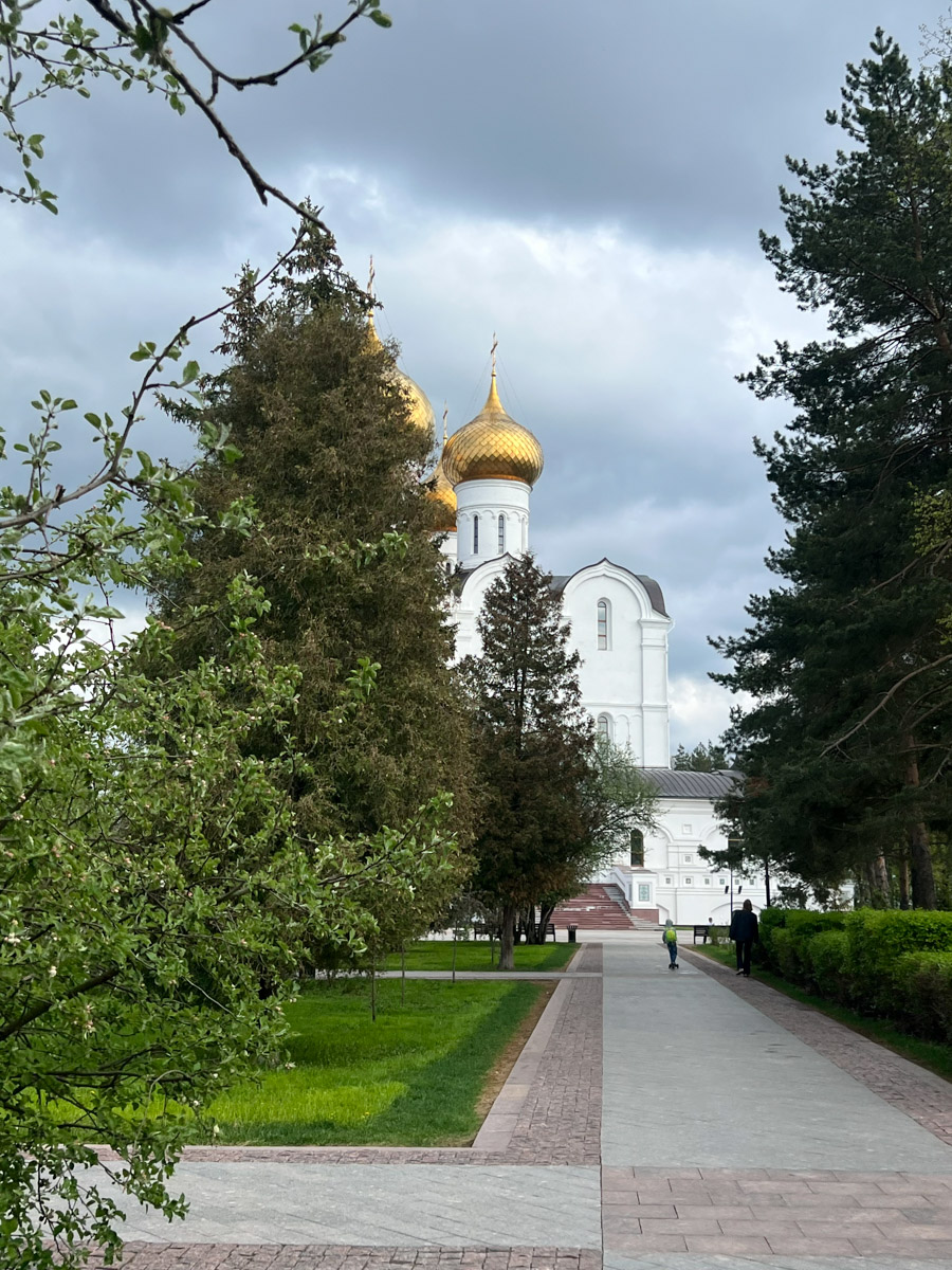 Пять дней для автотура по центральным городам России — достаточный срок, чтобы получить максимум впечатлений. Это доказали Юлия Полицына и ее молодой человек. Ребята отправились по маршруту: Плёс — Кострома — Карабиха — Ярославль — Рыбинск. А на обратной дороге заехали в Ростов. Каким получилось путешествие, узнал «Ключ-Медиа».