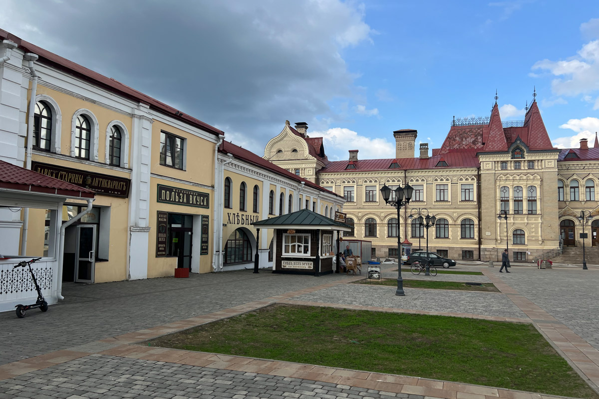 Пять дней для автотура по центральным городам России — достаточный срок, чтобы получить максимум впечатлений. Это доказали Юлия Полицына и ее молодой человек. Ребята отправились по маршруту: Плёс — Кострома — Карабиха — Ярославль — Рыбинск. А на обратной дороге заехали в Ростов. Каким получилось путешествие, узнал «Ключ-Медиа».