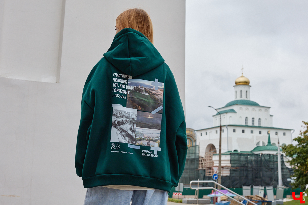 Владимир — непаханое поле для творческих людей. Кажется, что вдохновение здесь на каждом шагу. Когда Анастасия Прохорова вернулась из столицы на малую родину, ее потянуло использовать потенциал древней столицы Руси. Воодушевившись местными особенностями, она создала коллекцию принтов с локальными сюжетами. Первый она посвятила накрывшей город реставрации.