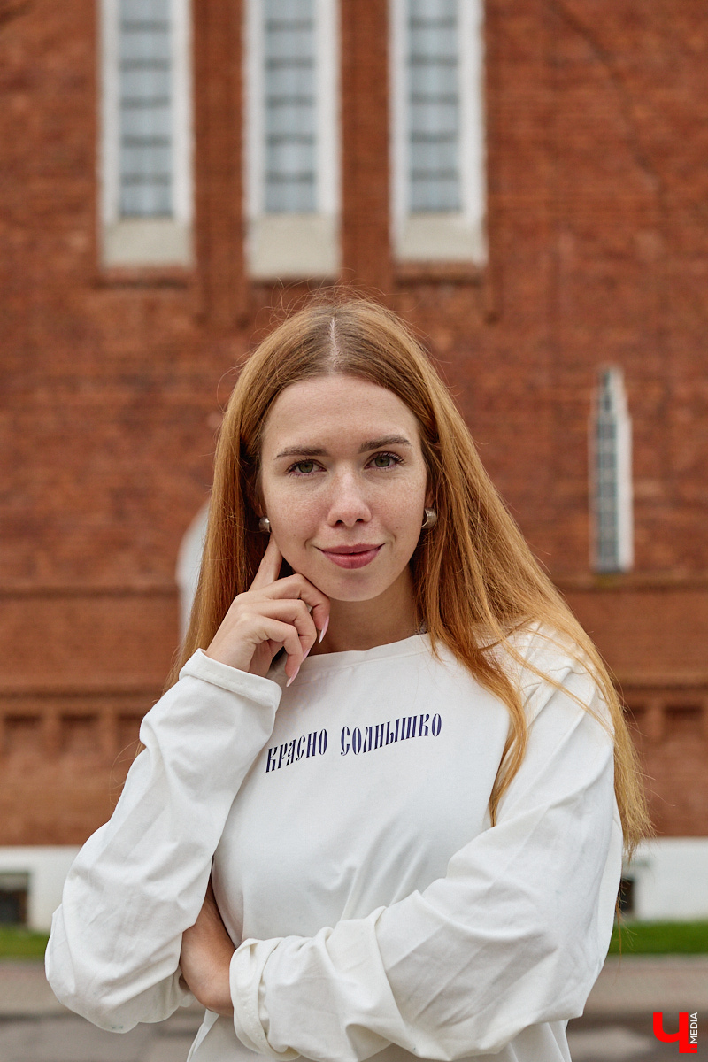 Владимир — непаханое поле для творческих людей. Кажется, что вдохновение здесь на каждом шагу. Когда Анастасия Прохорова вернулась из столицы на малую родину, ее потянуло использовать потенциал древней столицы Руси. Воодушевившись местными особенностями, она создала коллекцию принтов с локальными сюжетами. Первый она посвятила накрывшей город реставрации.