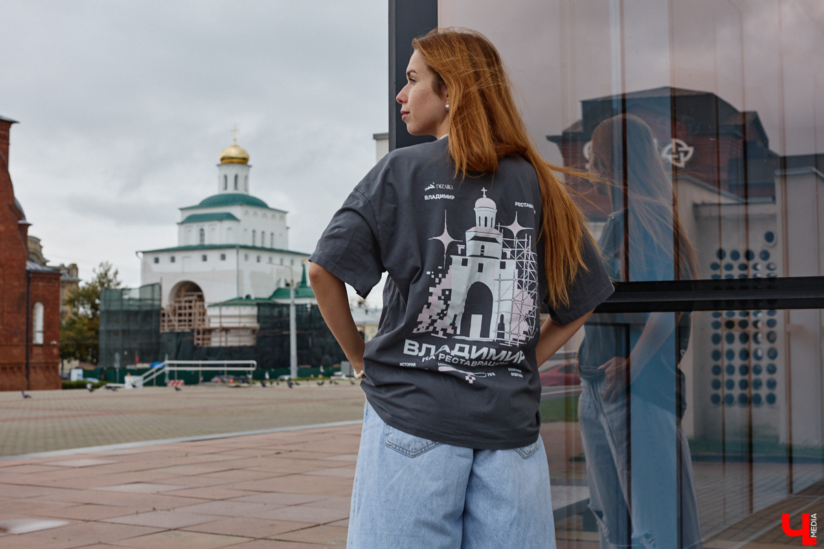 Владимир — непаханое поле для творческих людей. Кажется, что вдохновение здесь на каждом шагу. Когда Анастасия Прохорова вернулась из столицы на малую родину, ее потянуло использовать потенциал древней столицы Руси. Воодушевившись местными особенностями, она создала коллекцию принтов с локальными сюжетами. Первый она посвятила накрывшей город реставрации.