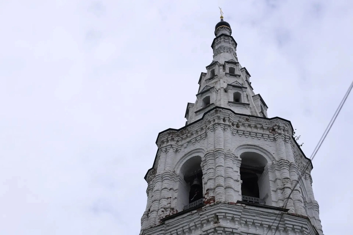 За окном осень, а значит, самое время подвести итоги конкурса «Самая красивая деревня Владимирской области». В 2026-м он прошел в 12-й раз и с еще большим размахом, чем в предыдущие годы. Обладатель Гран-при получил традиционную табличку признанного победителя и денежный приз в размере 300 тысяч рублей. На сей раз счастливчиков сразу два — Ельтесуново и Кидекша.