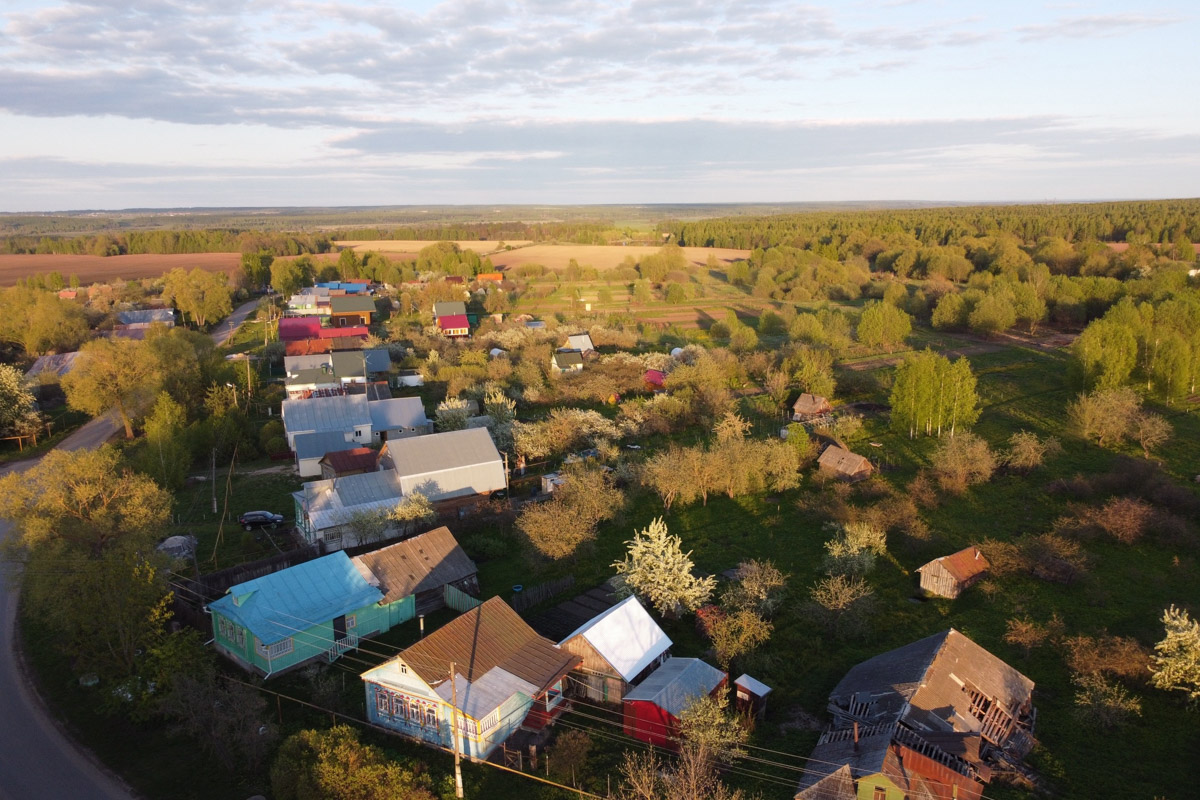 За окном осень, а значит, самое время подвести итоги конкурса «Самая красивая деревня Владимирской области». В 2026-м он прошел в 12-й раз и с еще большим размахом, чем в предыдущие годы. Обладатель Гран-при получил традиционную табличку признанного победителя и денежный приз в размере 300 тысяч рублей. На сей раз счастливчиков сразу два — Ельтесуново и Кидекша.