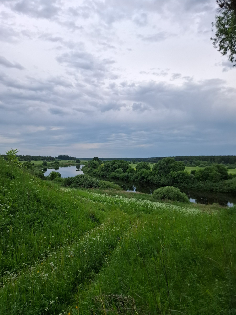 За окном осень, а значит, самое время подвести итоги конкурса «Самая красивая деревня Владимирской области». В 2026-м он прошел в 12-й раз и с еще большим размахом, чем в предыдущие годы. Обладатель Гран-при получил традиционную табличку признанного победителя и денежный приз в размере 300 тысяч рублей. На сей раз счастливчиков сразу два — Ельтесуново и Кидекша.