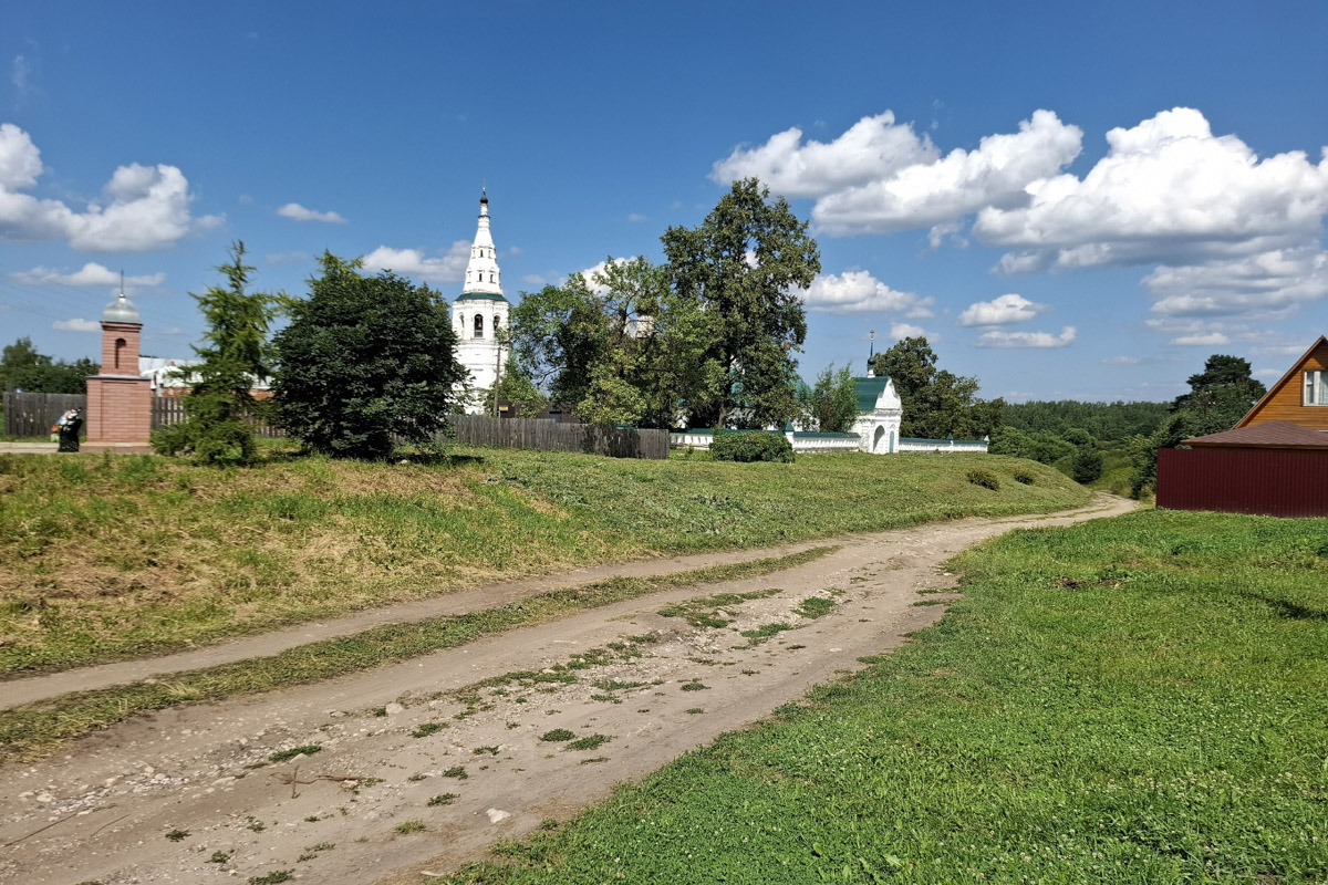 За окном осень, а значит, самое время подвести итоги конкурса «Самая красивая деревня Владимирской области». В 2026-м он прошел в 12-й раз и с еще большим размахом, чем в предыдущие годы. Обладатель Гран-при получил традиционную табличку признанного победителя и денежный приз в размере 300 тысяч рублей. На сей раз счастливчиков сразу два — Ельтесуново и Кидекша.