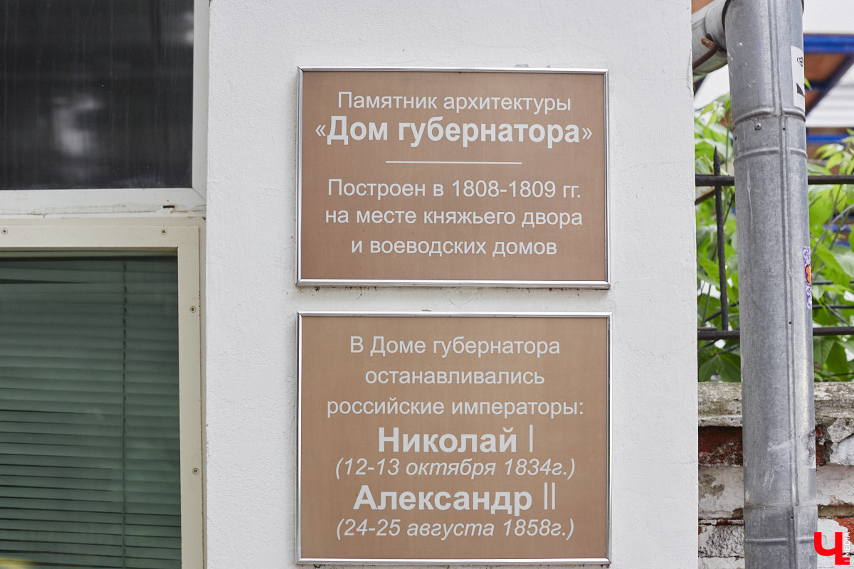 Чаще всего под словом «история» мы понимаем жизнеописание неких деятелей эпохи, чьи образы порой доходят до нас портретами и гравюрами со страниц учебников, одной-единственной обиходной строчкой в запыленном архиве или не доходят вовсе. Прошлое становится легендой, легенда превращается в миф. Любопытно, а какое влияние оказали действующие лица войны с Наполеоном на биографию нашего города?