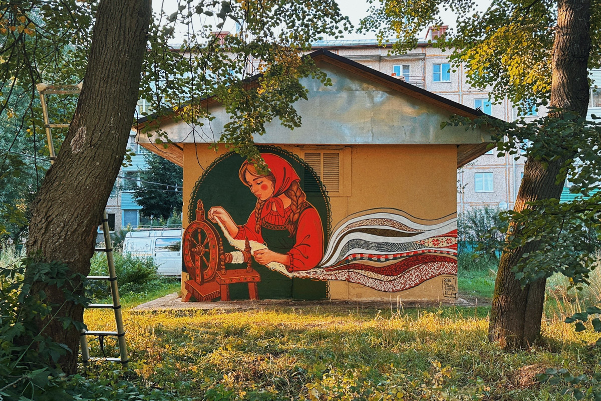 Владимирские творцы не покладая рук украшают городские улицы и локации. Известные стрит-художники Регина Яфасова и Мишкин явили миру сразу несколько новых работ. К ним присоединился и тату-мастер Олег Романов вместе с креативным пространством «Турбина».