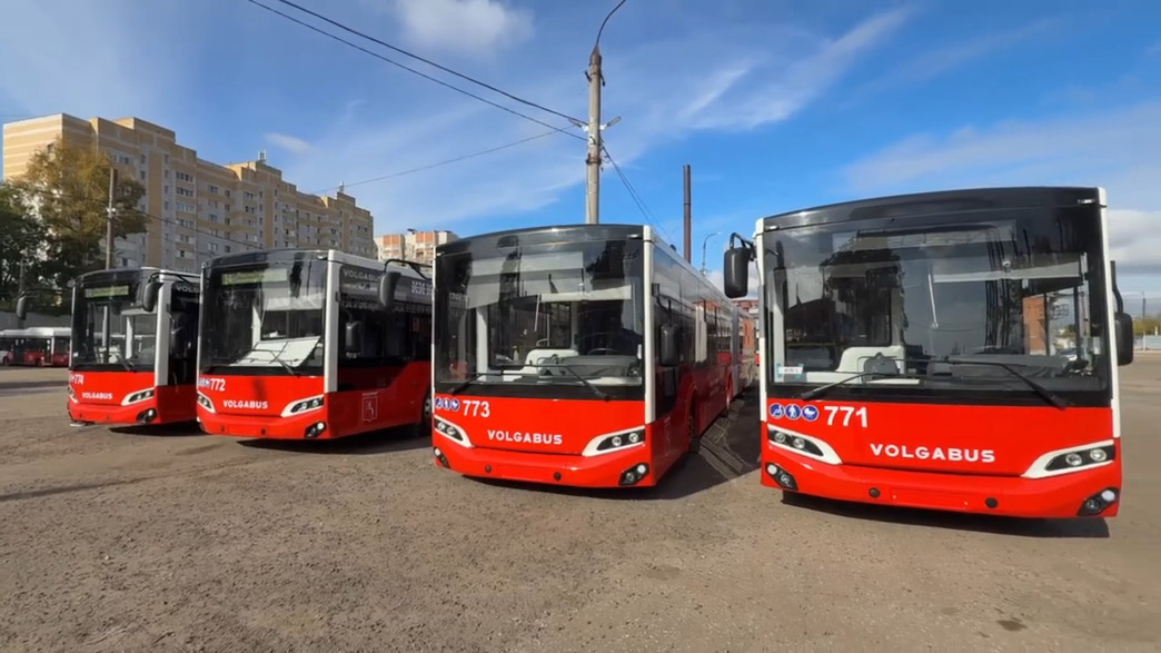 В областном центре появится еще одно место для стоянки личного автотранспорта. И если платные парковки обычно строят без срывов, то вот относительно дорог, как правило, возникает немало вопросов. Так, например, ту самую трассу из Владимира в Суздаль, которую готовили к тысячелетию города-музея в 2024 году, до сих пор официально не сдали, хотя машины по ней ездят уже давно. Все подробности — в нашем дорожном обзоре.