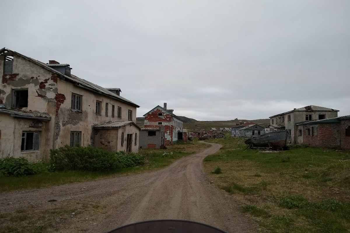 Дмитрий Голембиовский посвящает свободное время мотопутешествиям вот уже 13 лет. Сначала он катался по городу, потом захотелось заглянуть дальше. Сейчас на его счету самые живописные точки планеты, саквояж, набитый доверху забавными историями, и неповторимый опыт, которым он поделился с «Ключ-Медиа».