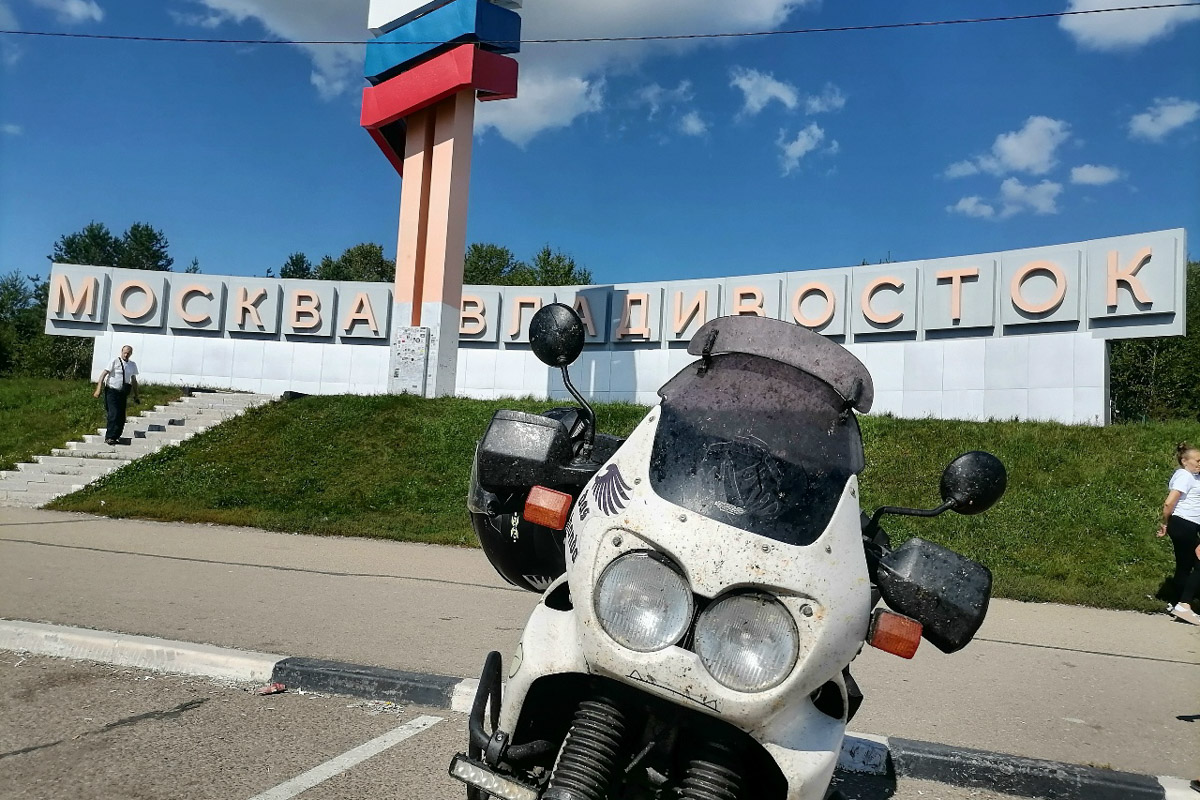 Дмитрий Голембиовский посвящает свободное время мотопутешествиям вот уже 13 лет. Сначала он катался по городу, потом захотелось заглянуть дальше. Сейчас на его счету самые живописные точки планеты, саквояж, набитый доверху забавными историями, и неповторимый опыт, которым он поделился с «Ключ-Медиа».