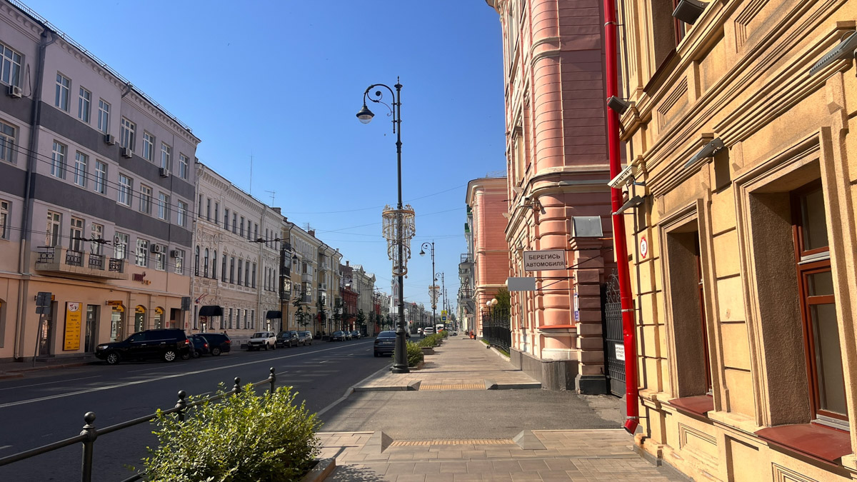 Самара — курортный городок, притаившийся на левом берегу Волги где-то в юго-восточной части России. Обсудим, где рассмотреть бывший Куйбышев с высоты птичьего полета, чем удивительна местная набережная и почему в советское время там с придыханием ждали Сталина.
