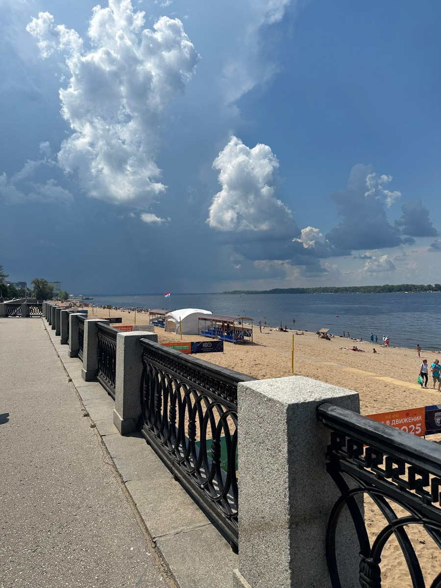 Самара — курортный городок, притаившийся на левом берегу Волги где-то в юго-восточной части России. Обсудим, где рассмотреть бывший Куйбышев с высоты птичьего полета, чем удивительна местная набережная и почему в советское время там с придыханием ждали Сталина.