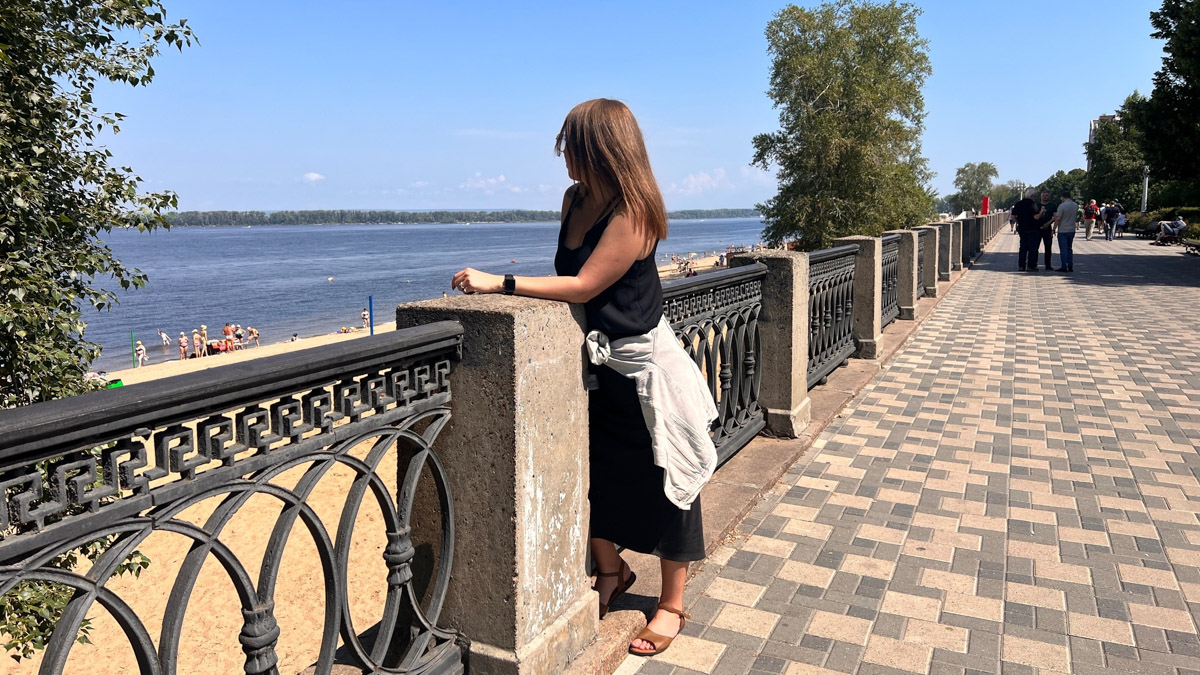 Самара — курортный городок, притаившийся на левом берегу Волги где-то в юго-восточной части России. Обсудим, где рассмотреть бывший Куйбышев с высоты птичьего полета, чем удивительна местная набережная и почему в советское время там с придыханием ждали Сталина.