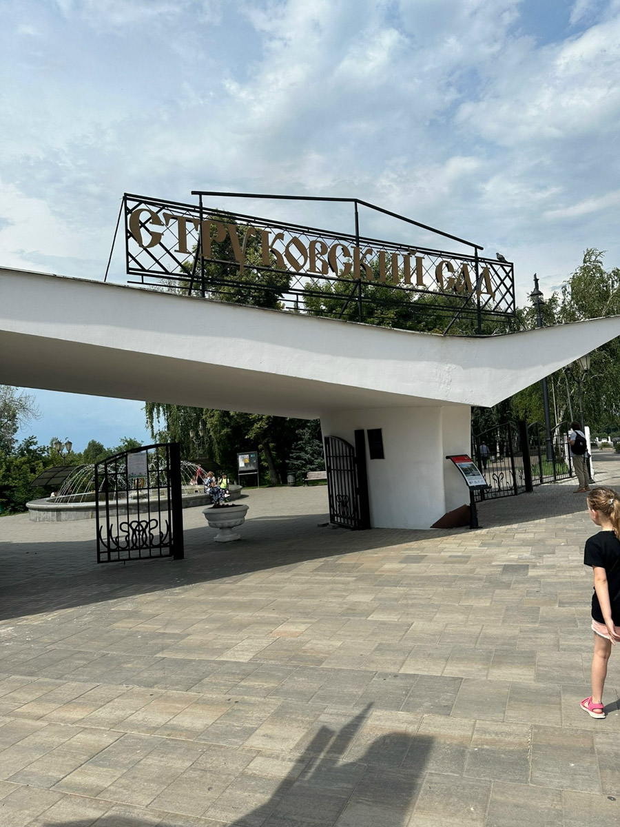 Самара — курортный городок, притаившийся на левом берегу Волги где-то в юго-восточной части России. Обсудим, где рассмотреть бывший Куйбышев с высоты птичьего полета, чем удивительна местная набережная и почему в советское время там с придыханием ждали Сталина.