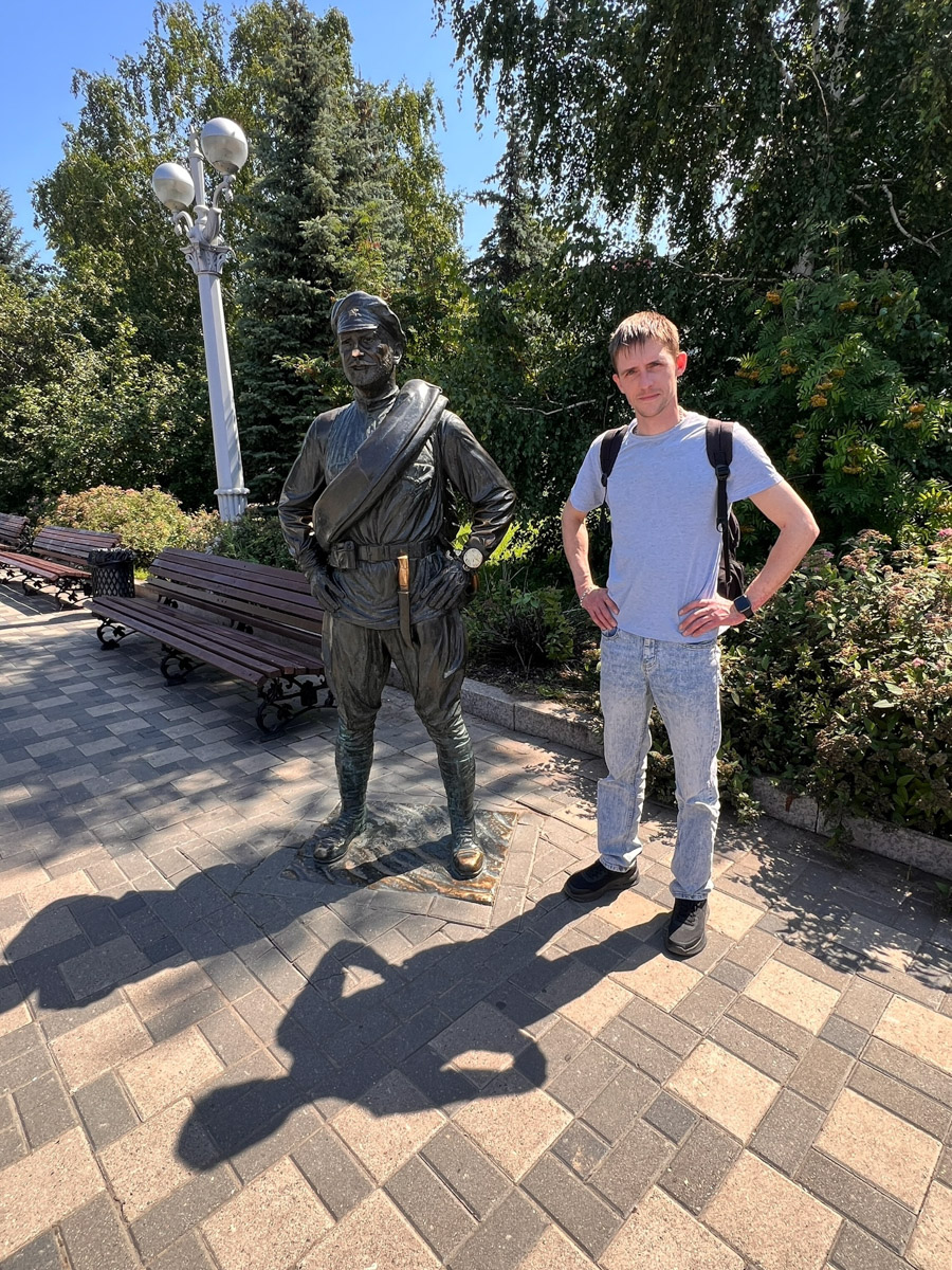 Самара — курортный городок, притаившийся на левом берегу Волги где-то в юго-восточной части России. Обсудим, где рассмотреть бывший Куйбышев с высоты птичьего полета, чем удивительна местная набережная и почему в советское время там с придыханием ждали Сталина.