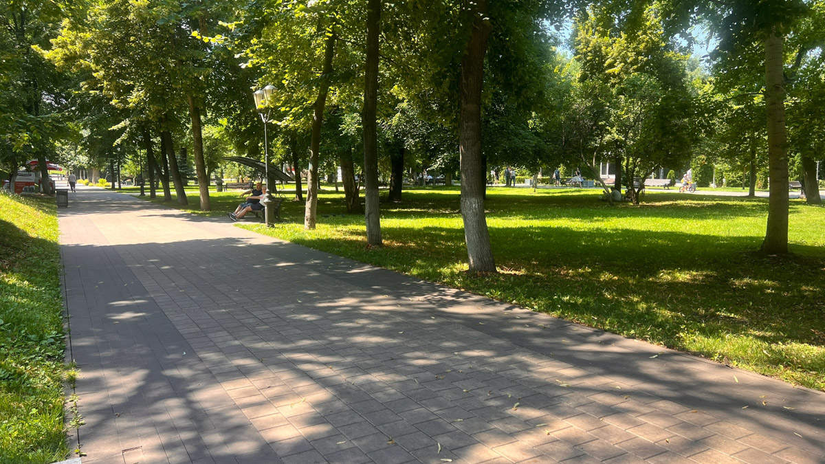 Самара — курортный городок, притаившийся на левом берегу Волги где-то в юго-восточной части России. Обсудим, где рассмотреть бывший Куйбышев с высоты птичьего полета, чем удивительна местная набережная и почему в советское время там с придыханием ждали Сталина.
