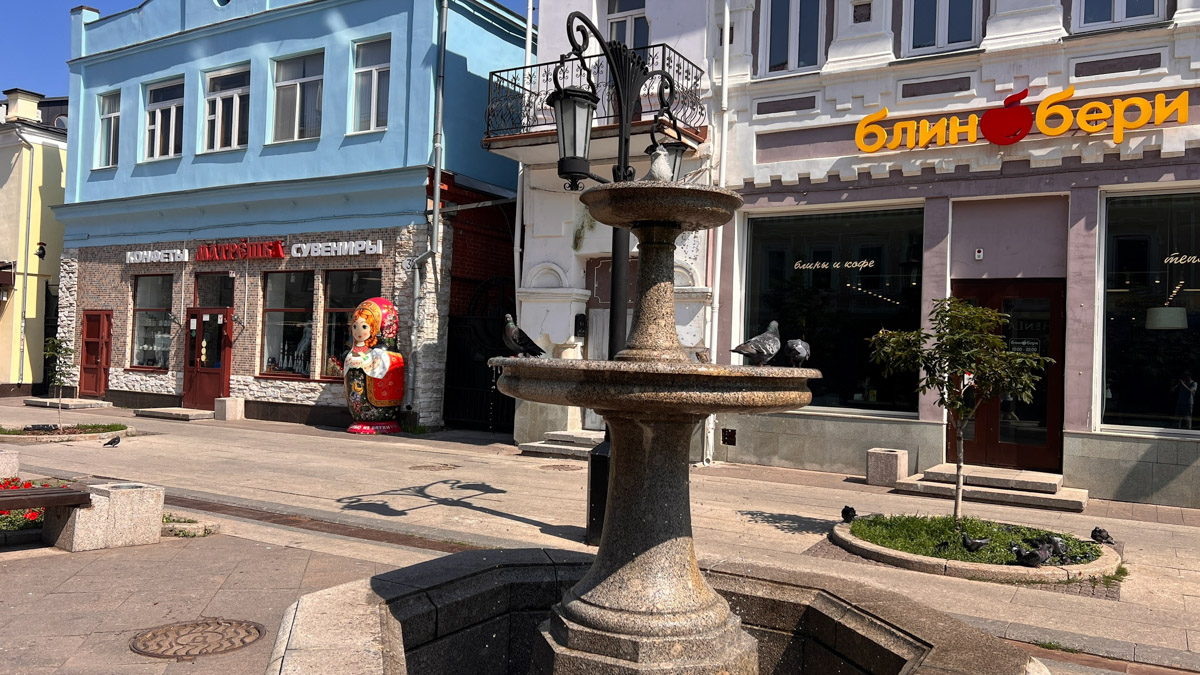 Самара — курортный городок, притаившийся на левом берегу Волги где-то в юго-восточной части России. Обсудим, где рассмотреть бывший Куйбышев с высоты птичьего полета, чем удивительна местная набережная и почему в советское время там с придыханием ждали Сталина.
