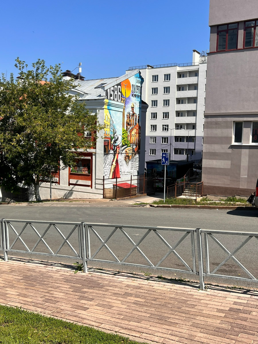 Самара — курортный городок, притаившийся на левом берегу Волги где-то в юго-восточной части России. Обсудим, где рассмотреть бывший Куйбышев с высоты птичьего полета, чем удивительна местная набережная и почему в советское время там с придыханием ждали Сталина.