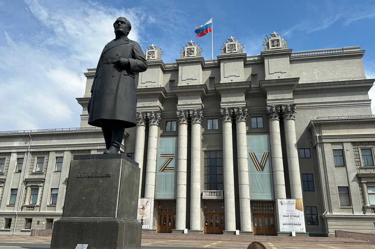 Самара — курортный городок, притаившийся на левом берегу Волги где-то в юго-восточной части России. Обсудим, где рассмотреть бывший Куйбышев с высоты птичьего полета, чем удивительна местная набережная и почему в советское время там с придыханием ждали Сталина.